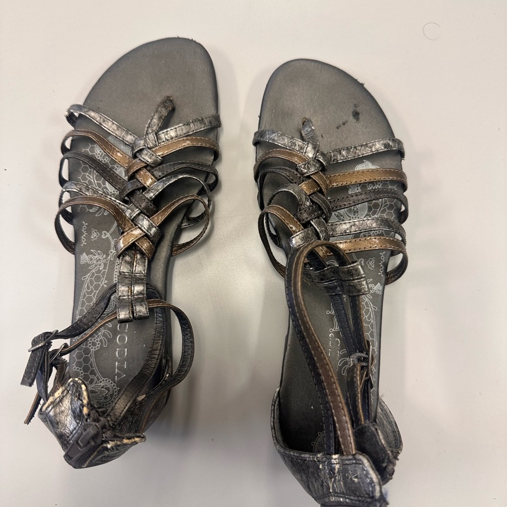 Vigoss Women's Multi-Strap Sandals in Black and Brown